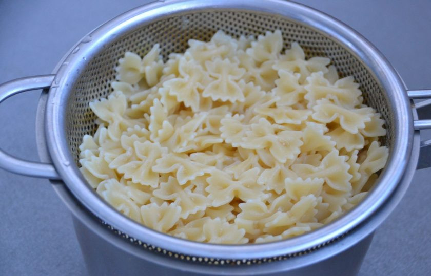 1. Этап. Итальянский салат с креветками: Отварите макароны в соответствии с указаниями на упаковке. Степень готовности 