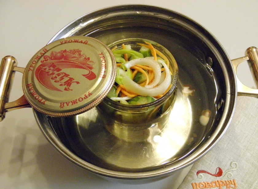 1. Этап. Пикантные огурчики на зиму: Накройте стерильными крышками и отправьте стерилизоваться каждую баночку по 15 минут. После чего закатайте ключом, банки переверните вверх дном до полного остывания.