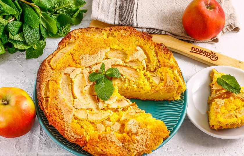 1. Этап. Шарлотка из кукурузной муки: Готовую шарлотку аккуратно отделите от формы по бокам и по дну — она очень нежная! Выложите на тарелку и подайте к столу теплой, по желанию можно присыпать выпечку сахарной пудрой.