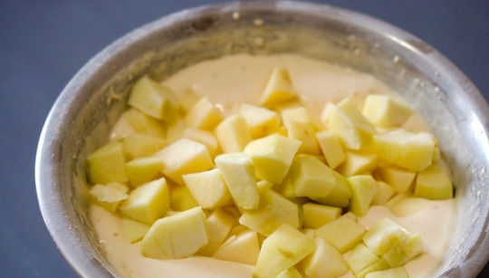 1. Этап. Простой рецепт шарлотки с яблоками: Очищенное яблоко без сердцевины нарежьте произвольно, а потом добавьте в тесто.