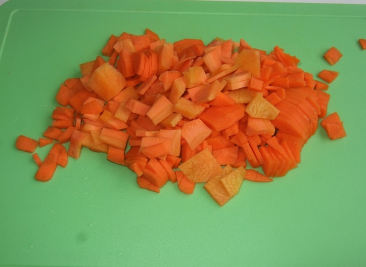 1. Этап. Уха из головы семги: Морковь чистим и нарезаем полукольцами.