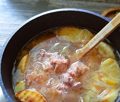 1. Этап. Суп-рагу с картофелем и тушёнкой: Добавить тушёнку, дать закипеть, посолить по вкусу.