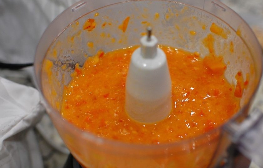 1. Этап. Джем из хурмы: Затем превратите плоды в пюре с помощью блендера. Если кожица слишком толстая, то срежьте её.