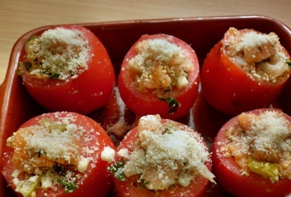 1. Этап. Фаршированные помидоры рыбой: 4. Помидоры получаются сочными и очень вкусными, а сыр поможет образовать хрустящую корочку. Перед подачей лучше присыпать помидоры зеленью петрушки.