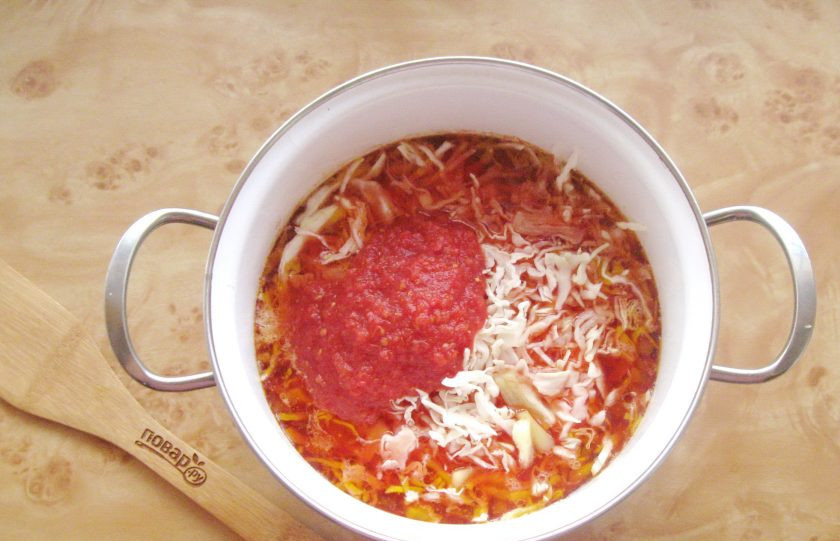 1. Этап. Борщ с яблочным уксусом: Помидоры измельчите в блендере или пропустите через мясорубку, выложите в кастрюлю.