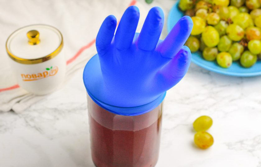 1. Этап. Рецепт вина из винограда в домашних условиях: Перелейте вино в другую емкость и натяните сверху резиновую перчатку. Сделайте отверстие в одном из ее пальцев, если горлышко широкое. Если узкое, то установите затвор или гидрозатвор. Оставьте напиток примерно на 10-12 дней в прохладном темном месте. За это время печатка надуется, а потом — сдуется. Это будет означать, то в напиток практически готов. Теперь важно перелить его без осадка в другую емкость, плотно укупорить и протомить в прохладном месте минимум 30 дней.