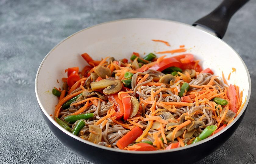 1. Этап. Гречневая лапша вок с овощами: Соедините овощи, гречневую лапшу и соус. Добавьте кунжутное масло, посолите по вкусу.