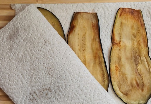 1. Этап. Салат с баклажанами и индейкой: Слить воду, обсушить баклажаны бумажные полотенцем. Обжарить слайсы с двух сторон до румяности на растительное масле. Выкладывать на бумажное полотенце, чтобы впиталось лишнее масло.