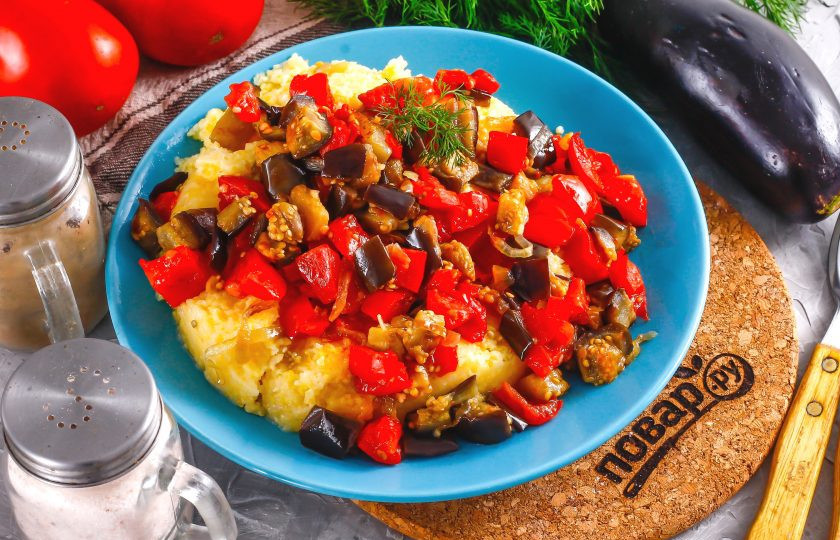 1. Этап. Полента с баклажанами: Выложите на тарелку теплую поленту и сверху добавьте овощную зажарку из баклажанов. Подайте к столу.