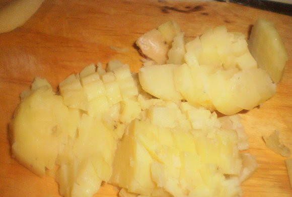 1. Этап. Сельдь по-норвежски: 3. Картофель остужаем, тоже очищаем от шкурки и режем кубиками.