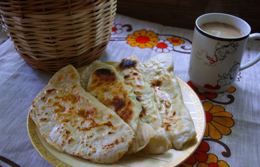 1. Этап. Чебуреки с творогом и зеленью: Подайте к столу. Вкусно, просто и относительно быстро. Я подавала к чебурекам чашку кофе с молоком.