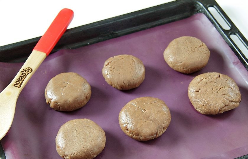 1. Этап. Шоколадное печенье с джемом: У меня получилось 6 штук. Выложите заготовки на противень, застеленный пергаментом или силиконовым ковриком. Выпекайте при температуре 200 градусов около 20 минут.