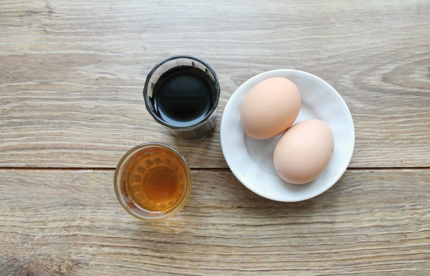 1. Этап. Маринованные желтки: Подготовьте все необходимые ингредиенты для приготовления маринованных желтков. Яйца тщательно вымойте в теплой воде и вытрите насухо.