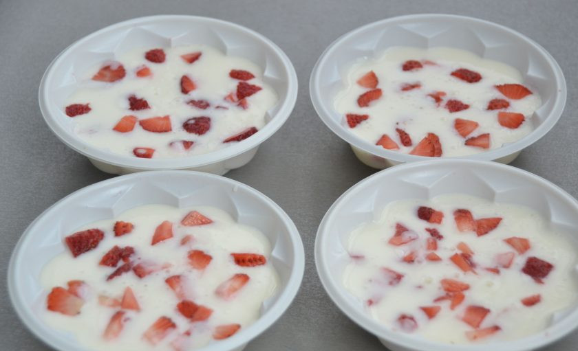 1. Этап. Бланманже из сметаны: Разлейте десерт по формочкам, при желании можно добавить измельченные ягоды или фрукты. Поставьте в холодильник примерно на 1 час. Время застывания зависит от качества желатина.