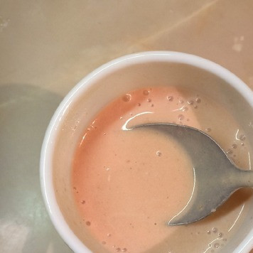 1. Этап. Нежные голубцы из савойской капусты: В стакане или миске в небольшом количестве воды развести сметану с соусом до однородного состояния.