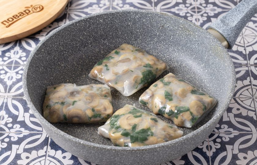 1. Этап. Блины из рисовой бумаги с шампиньонами: Обжарьте конвертики с двух сторон на среднем огне до золотистой корочки.