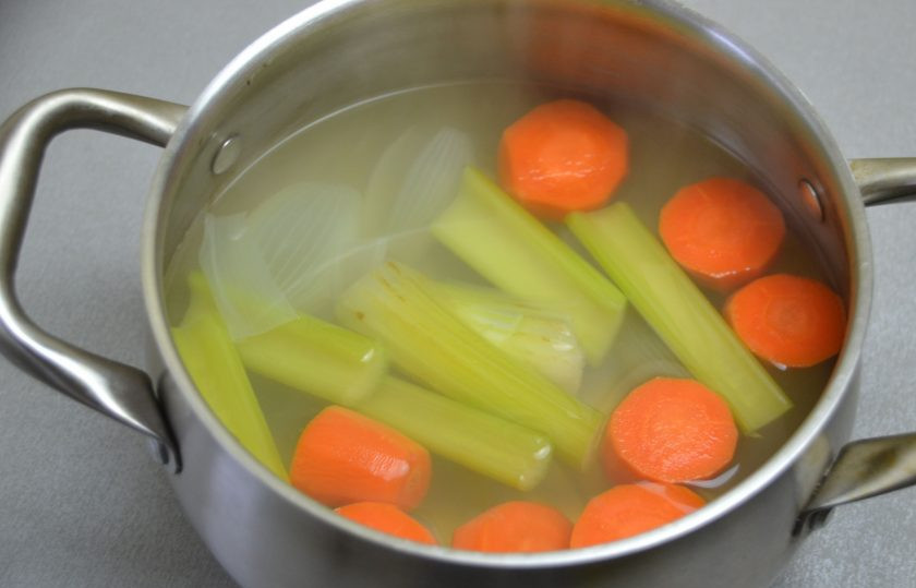 1. Этап. Овощной суп с гречкой: Процедите готовый овощной бульон через сито.