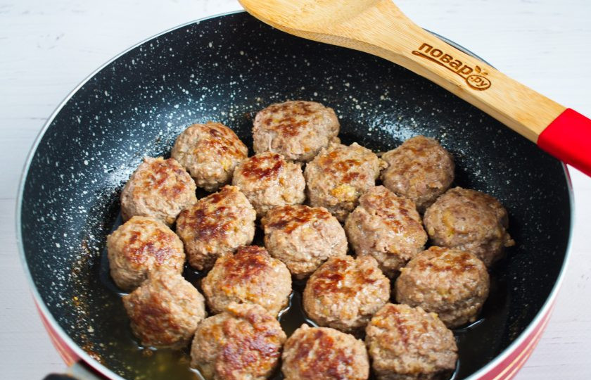 1. Этап. Говяжьи фрикадельки в соусе: На сковороде разогрейте оливковое масло. Обжарьте фрикадельки с двух сторон до румяной корочки, снимите со сковороды.