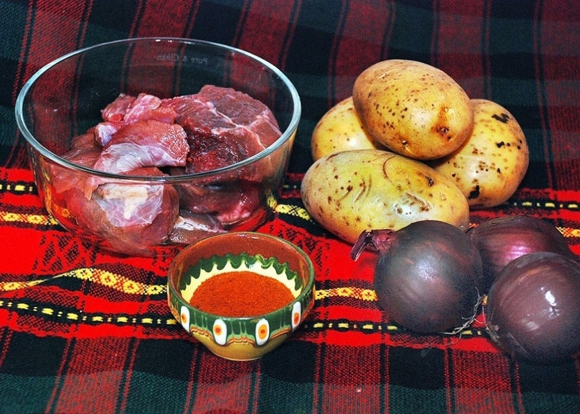 1. Этап. Гуляш из мраморной говядины: Подготовьте все необходимые ингредиенты.