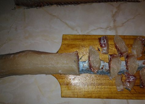 1. Этап. Балык из амура: 2. Я одну половинку филе нарезала мелкими порционными кусочками, а вторую — разделила на две 