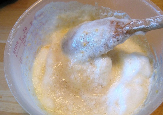 1. Этап. Тесто для электровафельницы: 4. Соедините жидкие ингредиенты с сухими, перемешайте до однородности. Аккуратно введите белки.