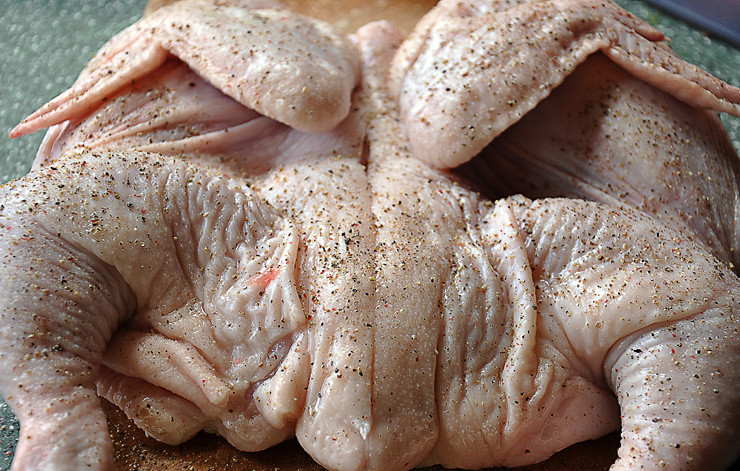 1. Этап. Борани из цыплят со стручками фасоли: Цыпленка разрежьте по грудке. По позвоночнику сделайте продольный надрез. Посолите и поперчите.