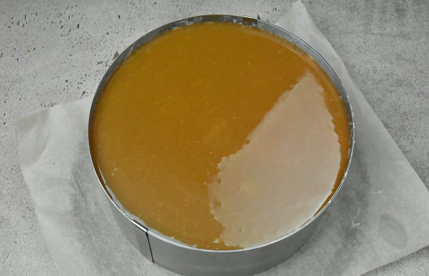 1. Этап. Торт Медок: Спустя время готовое изделие извлеките из холодильника. Снимите разъемное кольцо. Остатки медовых коржей измельчите в крошку.