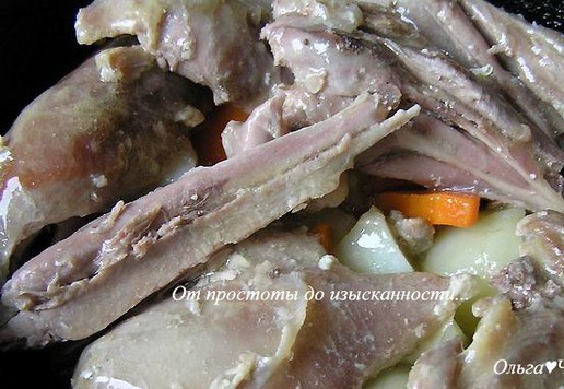 1. Этап. Индейка в сливочном соусе с овощами: Овощи переложите в сковороду, добавьте кусочки индейки, снятые с костей, залейте образовавшимся соусом (по желанию добавьте крахмал, разведенный в небольшом количестве сливок или воды).