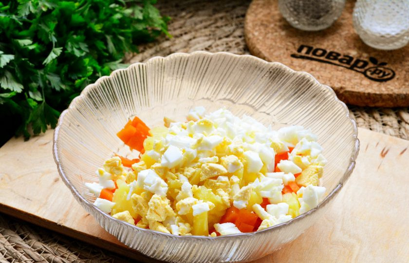 1. Этап. Салат Осенняя палитра: Сваренные вкрутую куриные яйца почистите и нарежьте кубиками, выложите в салат.