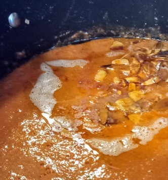 1. Этап. Арбузный гаспачо с миндальным маслом: Добавить жаренный миндаль с маслом в суп. Отправить суп отдыхать минимум на два часа в холодильник. Приятного аппетита!