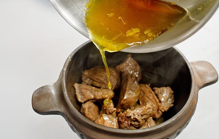 1. Этап. Телятина в горшочках: Затем переложите обжаренное мясо в горшочек и залейте апельсиновым сиропом.
