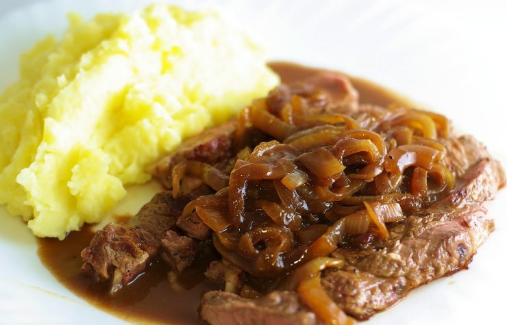 1. Этап. Антрекот из говядины: Антрекот подаем с картофельным пюре и соусом. Приятного аппетита :)