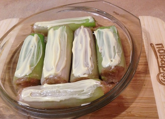 1. Этап. Каннелони из лука-порея: 6. Заполняем трубочки из лука-порея, выкладываем в посуду для запекания, смазанную растительным маслом. И слегка смажем сметаной или майонезом. Отправляем в разогретую до 180 градусов духовку на 30-35 минут.