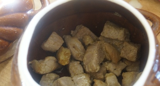 1. Этап. Рагу со свининой в духовке: В горшочки для запекания уложите мясо, тыкву и овощную смесь со сковороды.