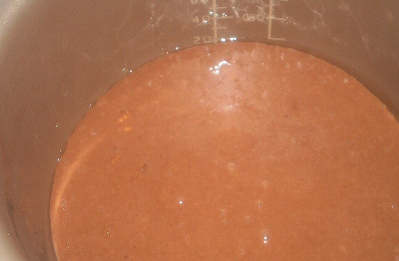 1. Этап. Постный кекс в мультиварке: Тесто отправляем в чашу мультиварки, которую предварительно смажем совсем небольшим количеством растительного масла. Ставим режим 