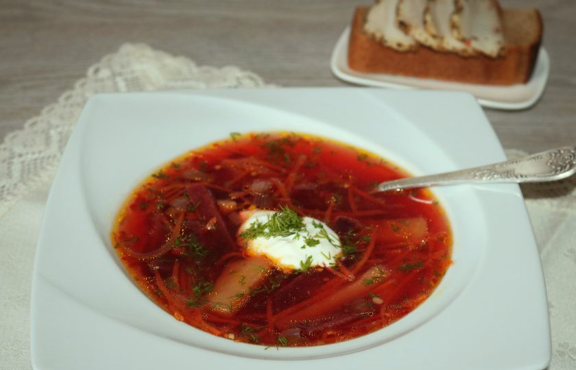 1. Этап. Экономный суп: Подавайте экономный суп со сметаной. Приятного аппетита!