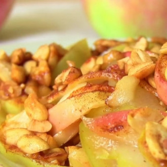Яблоки с корицей, медом и арахисом