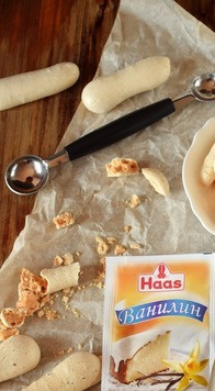 1. Этап. Ромовые трюфели с ванильным безе: Выпекаем, а точнее сушим, безе в разогретой духовке около 1 часа, затем выключаем духовку и оставляем противень с безе в выключенной закрытой духовке до полного остывания. Трюфельную массу уберем в холодильник на 15-20 минут прежде, чем приступим к завершающему этапу - к формовке трюфелей.