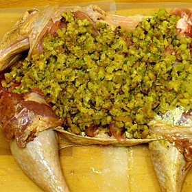 1. Этап. Турдакен: Поместить начинку из отварного картофеля, хлебных кусочков и зелени в индейку.