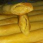 Мини-штрудели с картофелем и сыром Приготовим тесто. В теплую воду добавить растительное масло и уксус. Перемешать. Частями добавить муку и соль. Муки может понадобиться чуть больше или меньше. Замесить тесто. Скатать тесто в шар. Накрыть пищевой пленкой. Оставить на 30 минут отдыхать. Для начинки нарежем лук, обжарим на растительном масле до золотистого цвета. Готовое остывшее картофельное пюре соединим с жареным луком и натертым на крупной терке плавленым сыром. Посолить и поперчить по вкусу, перемешать. При желании можно ещё добавить мелко нарезанный укроп. Тесто разделить на 8 кусочков, скатать в колобки. Каждый кусочек теста тонко раскатать в прямоугольник. У меня прямоугольник был размером 17х35 см. На край по длинной стороне раскатанного теста выложить немного начинки. Сначала загнуть по бокам тесто, затем накрыть начинку краем теста. Свернуть рулетиком. Все сформированные штрудели выложить на противень, застеленный пергаментом и смазанный маслом. Смазать взбитым яйцом. Выпекать примерно 40 минут, до румяности. В горячем виде тесто у штруделей хрустящее, а когда штрудели полежат, особенно на следующий день, тесто становится мягкое. Вкусные и в горячем, и в холодном виде.