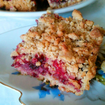 Лимонный крамбл с ягодами