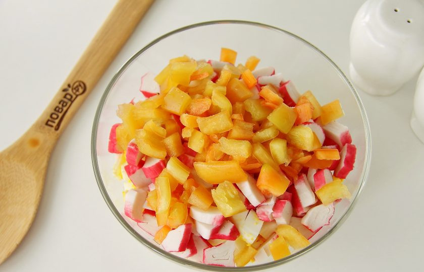 1. Этап. Салат Коралл: У перца удалите семенную коробку, нарежьте кубиками и добавьте к остальным ингредиенты.