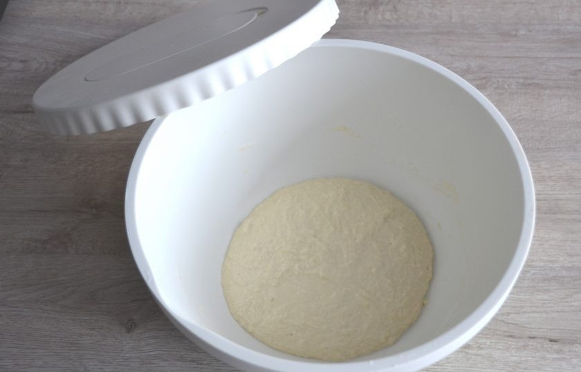 1. Этап. Батон на закваске: В миску для замешивания теста влейте воду, добавьте закваску, всыпьте муку, все хорошо смешайте до однородности. Накройте крышкой или пленкой, оставьте при комнатной температуре для брожения на 2 часа.