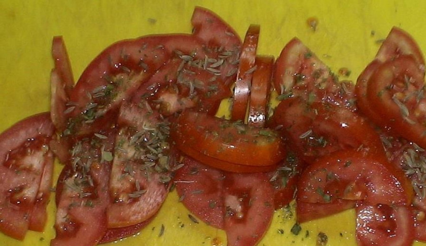 1. Этап. Говядина в фольге с овощами: Помидоры нарезаем полукольцами, обливаем их небольшим количеством масла (оливкового или подсолнечного) и посыпаем специями.