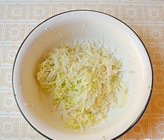 1. Этап. Салат с кольраби и корнем петрушки: 2. Очищаем и на мелкой терке натираем корень петрушки. Добавляем в наш салат кольраби. Кольраби надо очистить, а затем натереть на крупной терке.