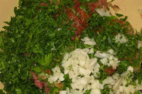 1. Этап. Хинкали в пароварке: Затем добавляем к фаршу измельченную свежую зелень, специи и соль, а также мелко нарезанный чеснок.