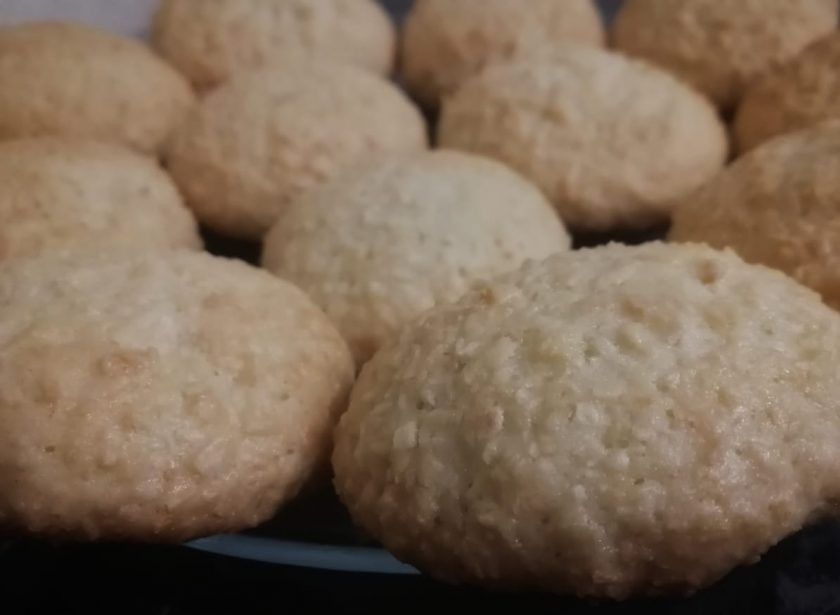 1. Этап. Кокосовое печенье Завтрашнее: Выпекаем печенье в разогретой до 150 градусов духовке минут 30, но помните, что время выпекания зависит от размера ваших заготовок, у меня они по диаметру примерно как советское овсяное печенье. Если ваши мельче — выпекайте минут 20. Но даже если пересушите — ничего страшного, печенье останется вкусным.