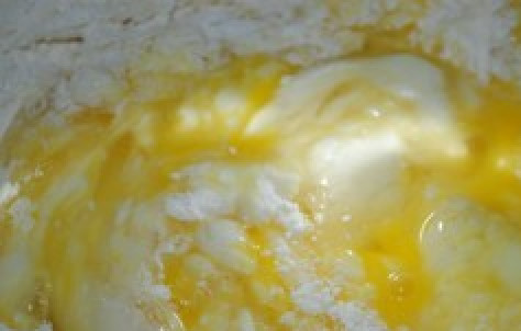 1. Этап. Равиоли в сливочном соусе: В миске смешать муку, соль и яйца. Замесить тесто.