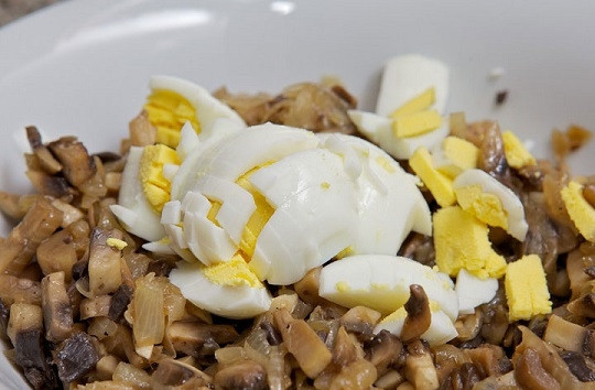 1. Этап. Рулетики мясные с разной начинкой: 4. В глубокой мисочке соедините обжаренные грибы и нарезанные кубиками яйца.