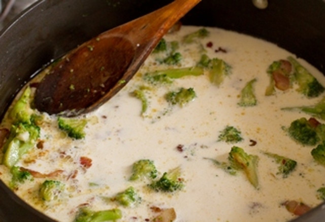 1. Этап. Сливочная паста с ветчиной и брокколи: Затем влейте сливки, доведите до кипения и тушите до загустения. Посолите. Когда соус будет готов, смешайте его с макаронами и подайте на стол.